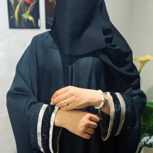 عباية ندى الخليج – بتطريز فاخر و كريستال على الأكمام