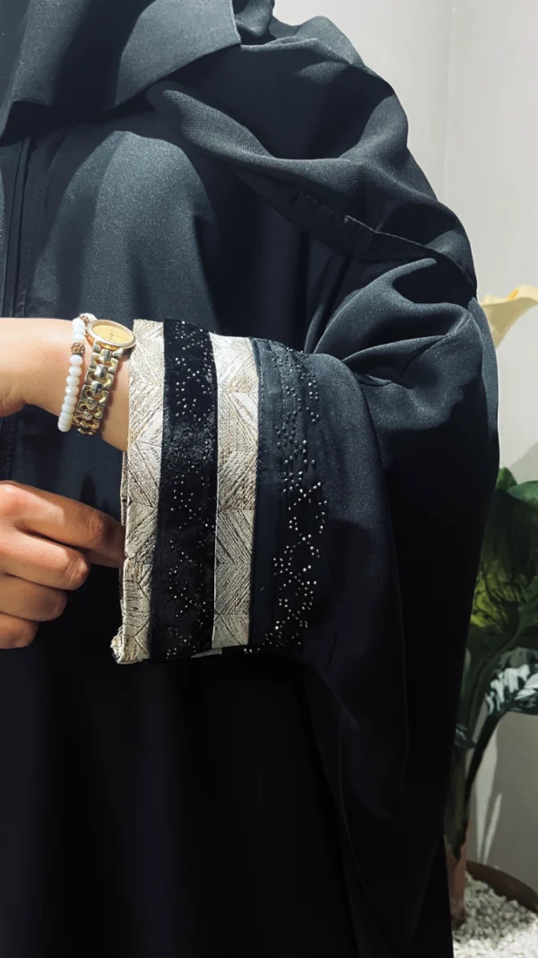 عباية ندى الخليج – بتطريز فاخر و كريستال على الأكمام